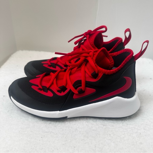 Boys Size 4 Nike Shoes - Picture 4 of 9